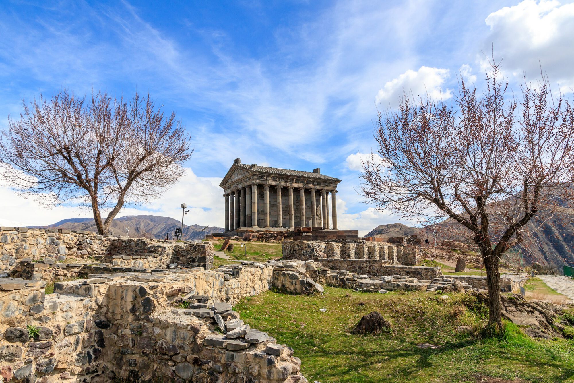 Titelbild Reisefotografie: Es zeigt den Tempel von Garni in Armenien