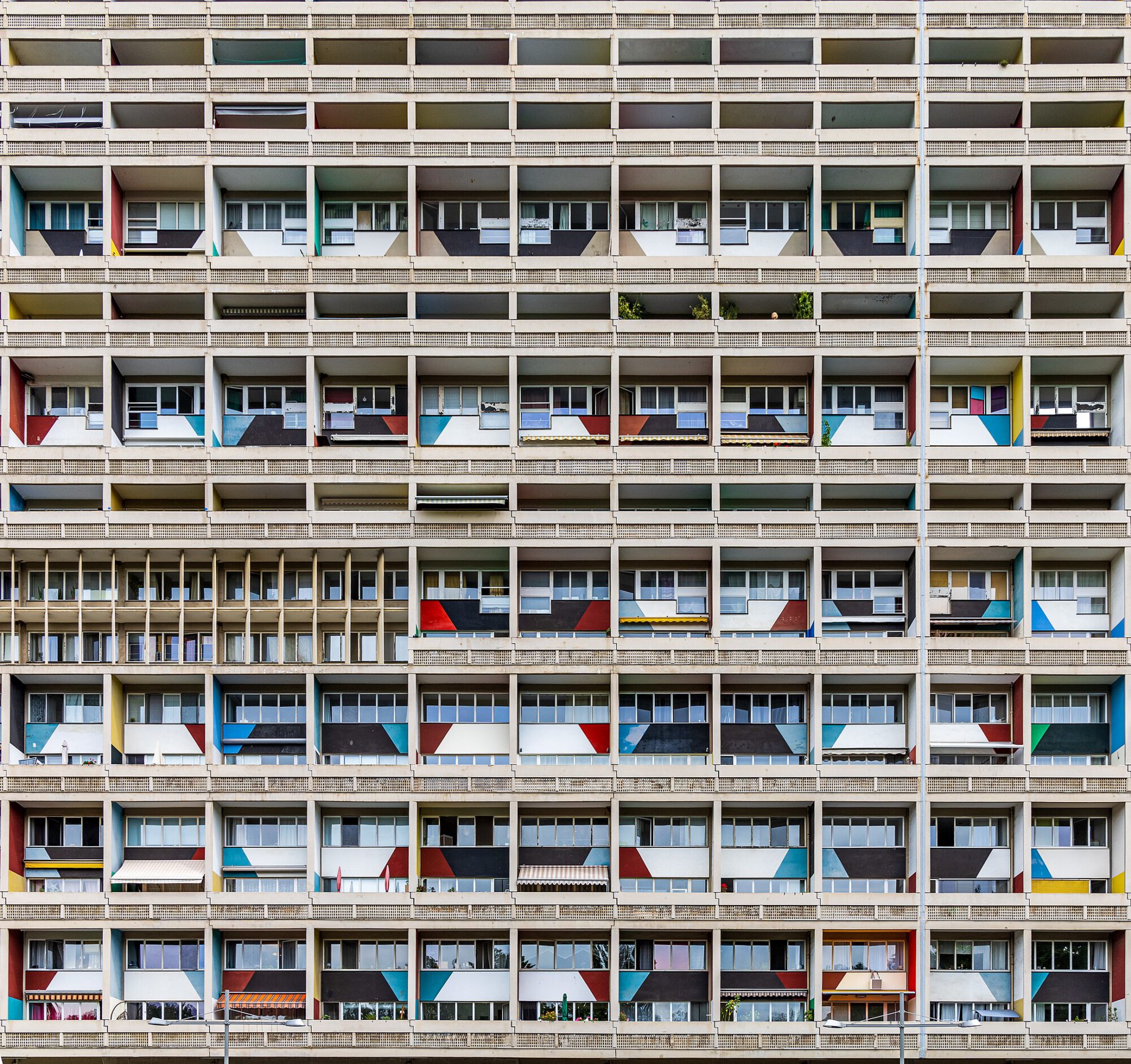 Titelbild Architekturfotografie. Es zeigt die Fassade des Corbusierhauses in Berlin