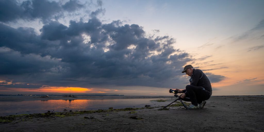 Matthias Süßen fotografiert den Sonnenuntergang in Stein an der Ostsee