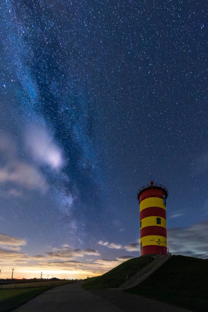 Nachtaufnahme des Pilsumer Leuchtturms vor der Milchstraße