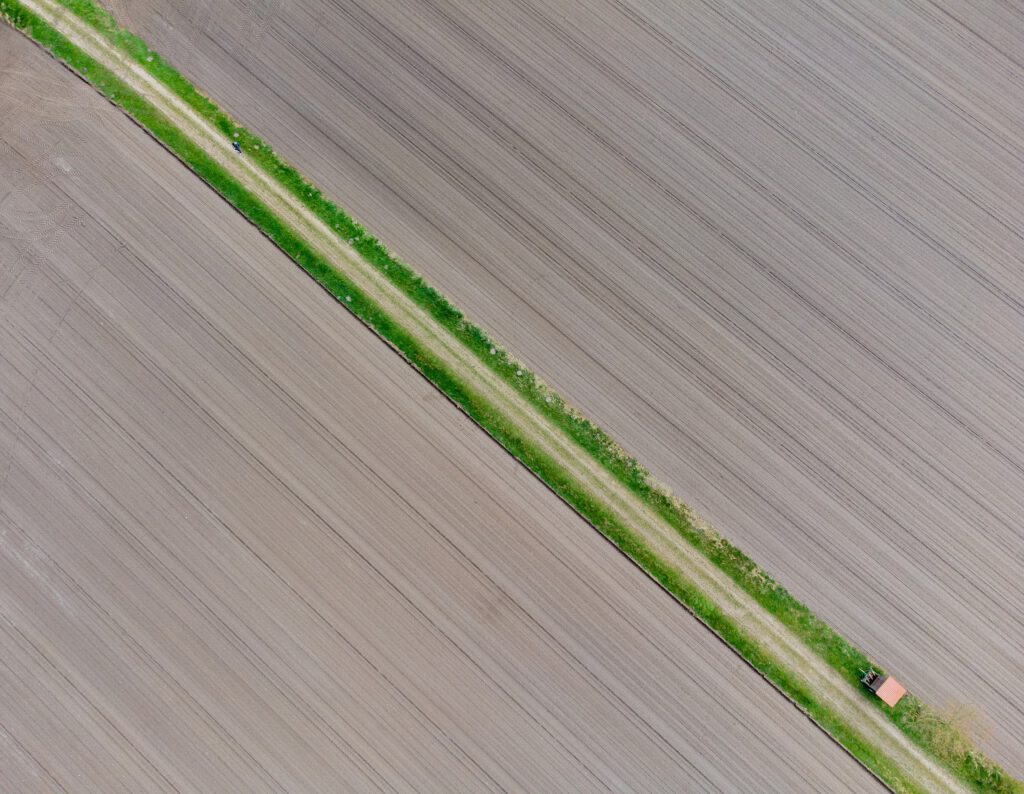 Titelbild Sonstiges. Es zeigt einen frisch gepflügten Acker am Wilden Moor bei Schwabstedt