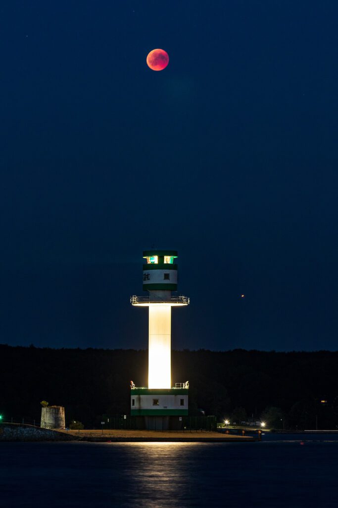 Der Leuchtturm Friedrichsort bei Mondfinsternis.