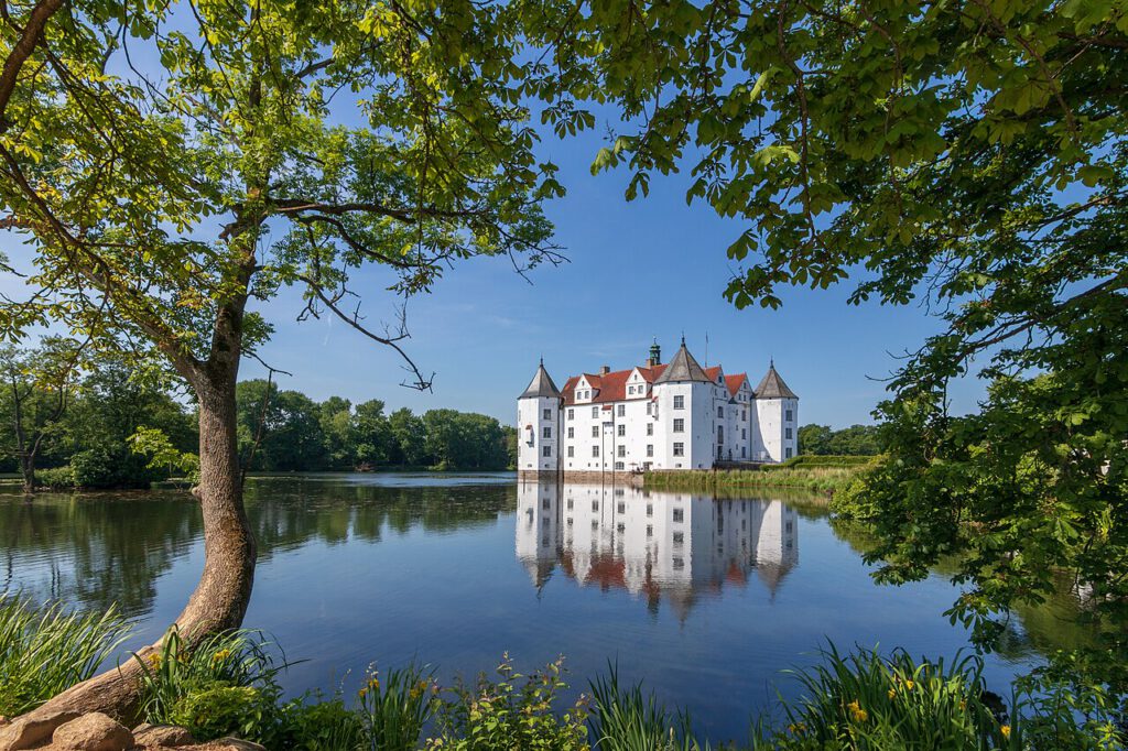 Schloss Glücksburg umrahmt von Gewächsen