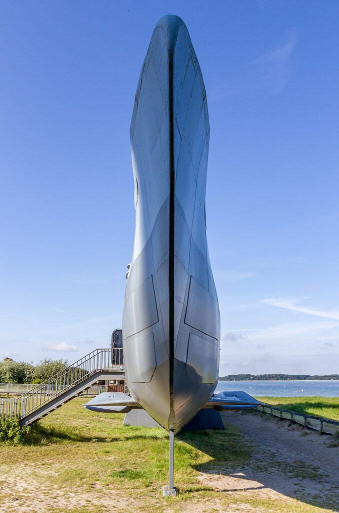 Die Bugansicht eines U-Bootes am Strand von Laboe lässt das Fahrzeug merkwürdig flach und komisch proportioniert aussehen. Dieser Effekt gefällt mir sehr.