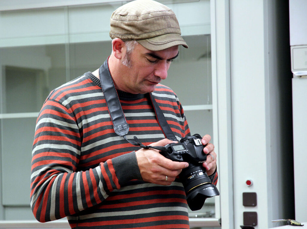 Matthias Süßen schaut auf das Display seines Fotoapparates