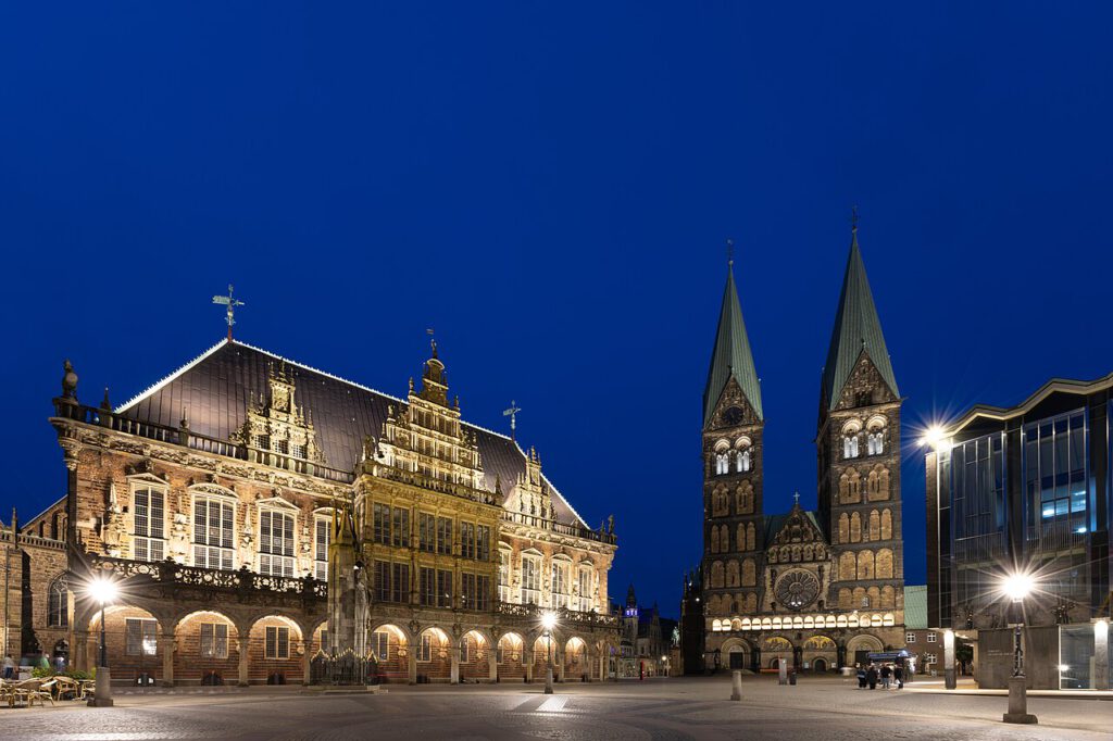 Der Bremer Marktplatz mit Rathaus, Roland und Dom bei Nacht. Aufgenommen zur Blauen Stunde