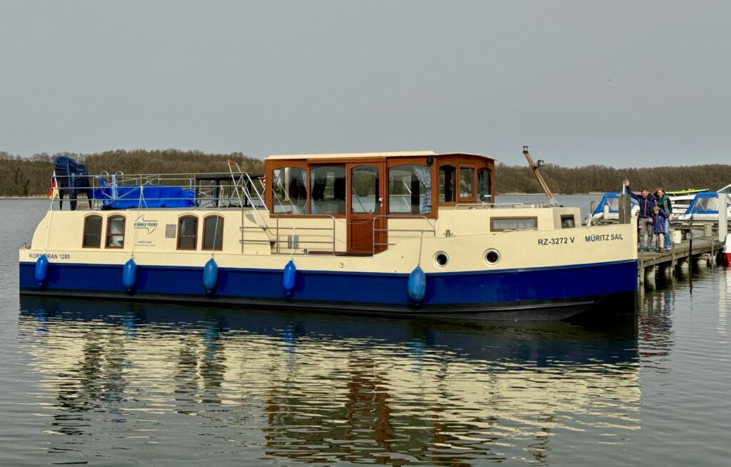 Ein Hausboot vom Typ Kormoran 1150. Geeignet für 6 bis 8 Personen im Hafen von Mirow.