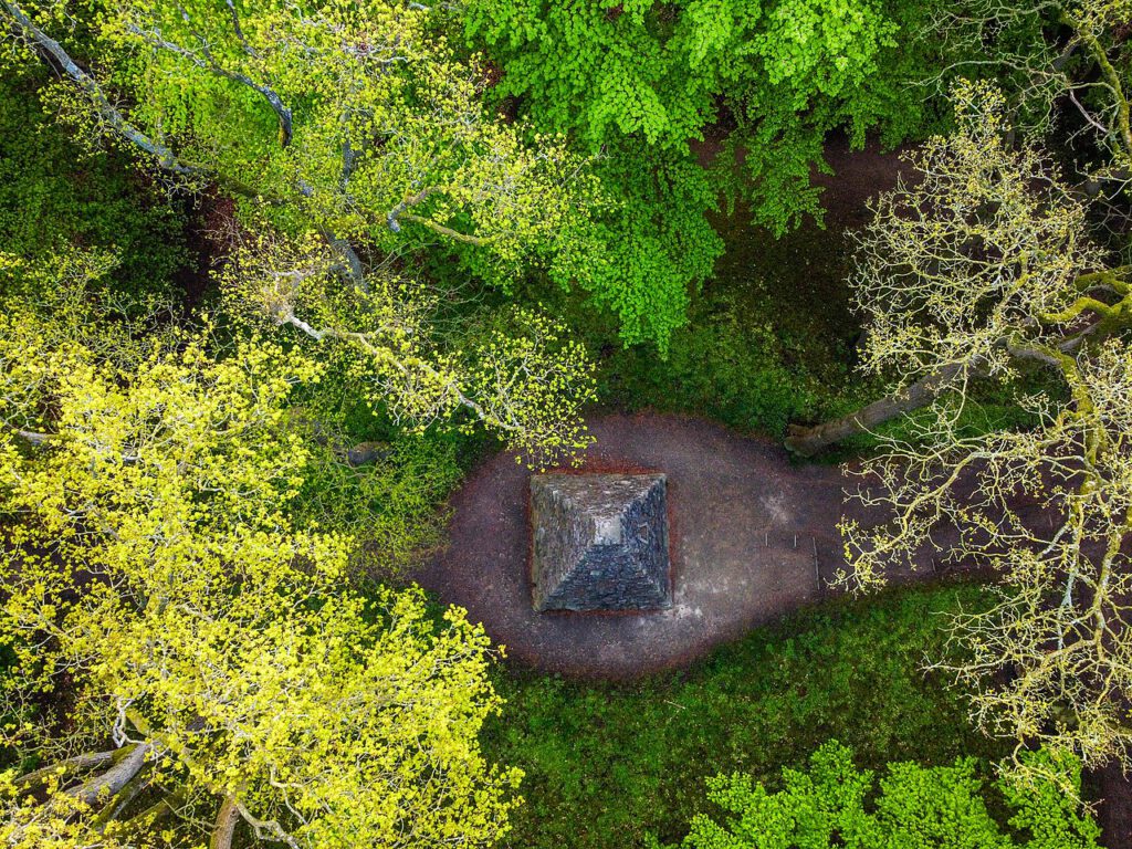 Eine geheimnisvolle Pyramide in den Wäldern Ostfrieslands. Das Bild zeigt das Denkmal auf dem Upstalsboom aus der Vogelperspektive.