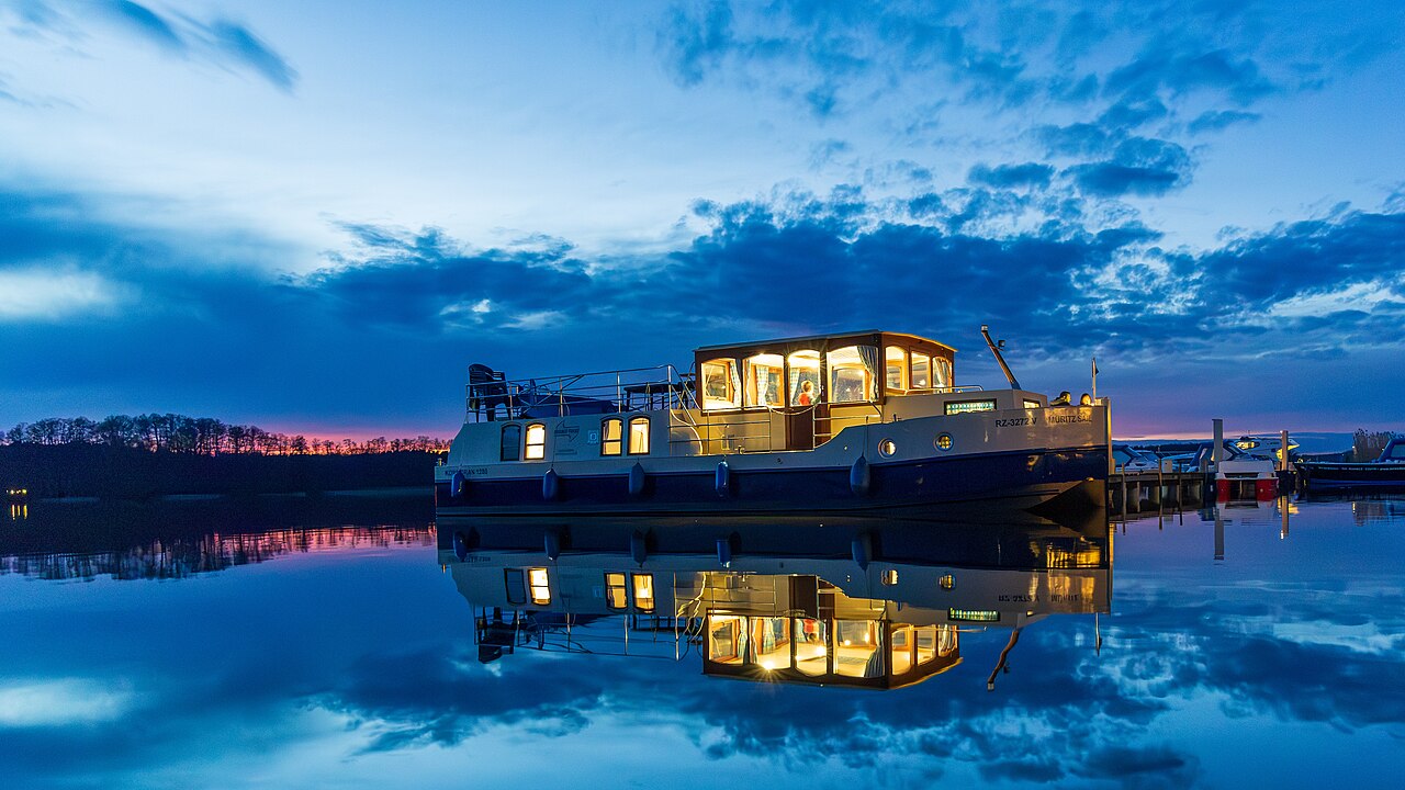 Unser gemietetes Hausboot zur blauen Stunde im Hafen von Mirow.