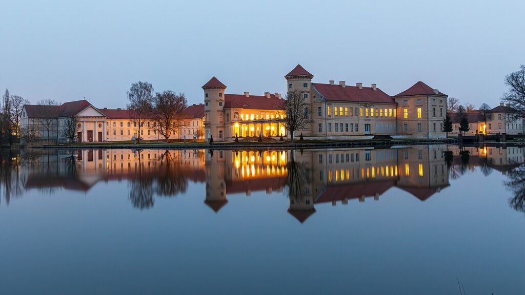 Schloss Rheinsberg im fahlen Mondlicht