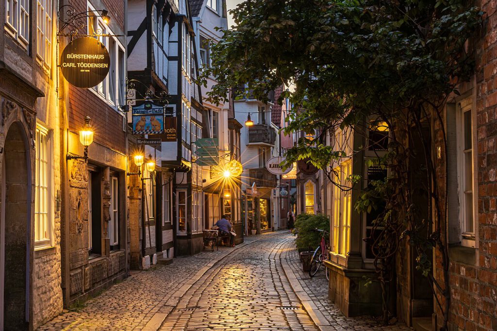 Im Schnoor bei Nacht. bei Nacht. Eine nahezu menschenleere Straße Aufgenommen zur Blauen Stunde