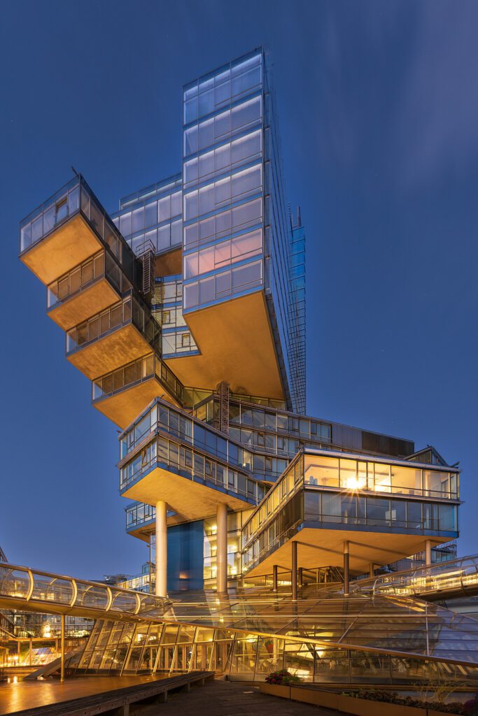 Das Verwaltungsgebäude der Nord-LB in Hannover ist architektonisch spannend. Die verschachtelten Gebäudeelemente wirken völlig verdreht zusammengesetzt. Das macht es so spannend. das Gebäude zu fotografieren.