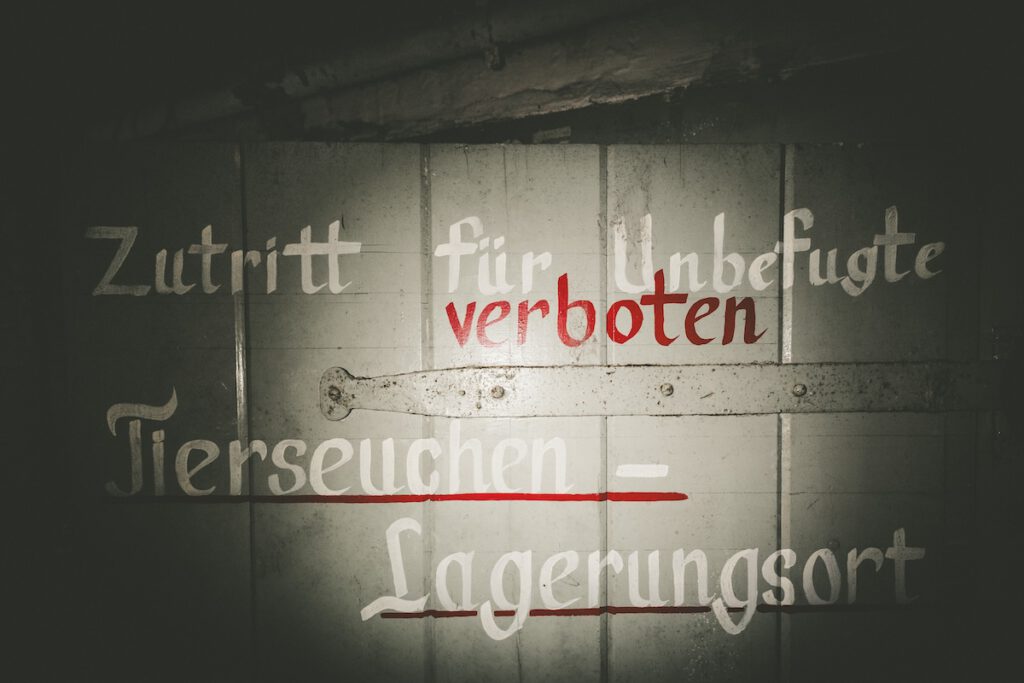 Eine weitere, für das Theaterstück  an eine Tür geschriebener Text. Dort steht" Zutritt für Unbefugte verboten. Tierseuchenlagerungsort" zu lesen.