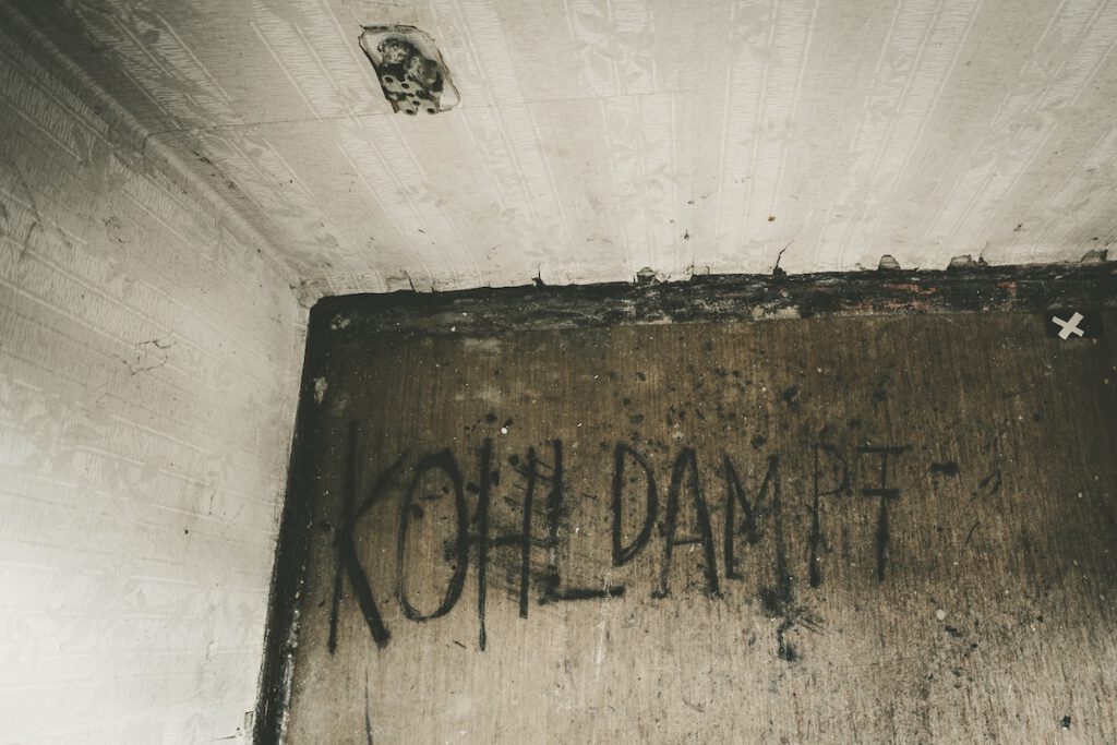 Eine weitere, für das Theaterstück  an mit Kohle den Boden geschriebene Parole. Dort steht "Kohldampf" zu lesen.