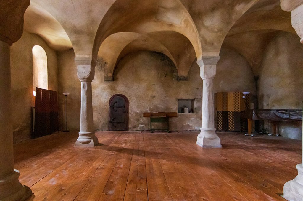 Ein weiterer Raum im Kloster Ilsenburg, ausgestattet mit einem kunstvollen Deckengewölbe und zwei massiven Säulen. Die Architektur des Raums vermittelt eine ruhige, sakrale Atmosphäre und zeigt die historische Bauweise des Klosters.