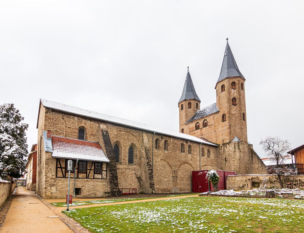 ußenaufnahme der Klosterkirche Drübeck, eine romanische Kirche mit schlichter, massiver Architektur. Umgeben von gepflegten Grünflächen strahlt die Kirche eine ruhige und erhabene Atmosphäre aus.