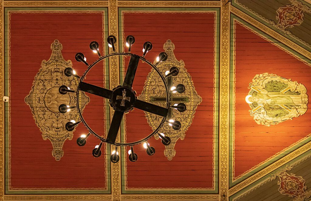 Detailaufnahme der kunstvoll gestalteten Holzdecke in der Kirche St. Andreas in Bad Lauterberg. Die feinen Malereien und die präzise Handwerkskunst der Decke schaffen ein beeindruckendes, historisches Ambiente im Raum.