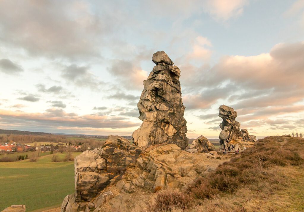 Die Teufelsmauer im Vorharz, eine beeindruckende Felsformation aus Sandstein. Die markanten, zerklüfteten Steine ragen imposant in den Himmel und sind von einer natürlichen Landschaft umgeben. Ein faszinierendes geologisches Highlight.