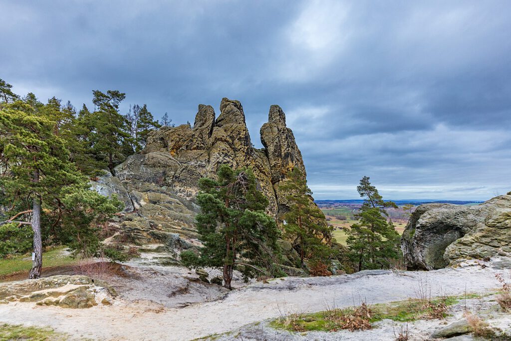 Das Hamburger Wappen im Harz, eine charakteristische Felsformation mit drei markanten Spitzen, umgeben von dichter Natur. Die Szene ist menschenleer und strahlt eine ruhige, unberührte Atmosphäre aus