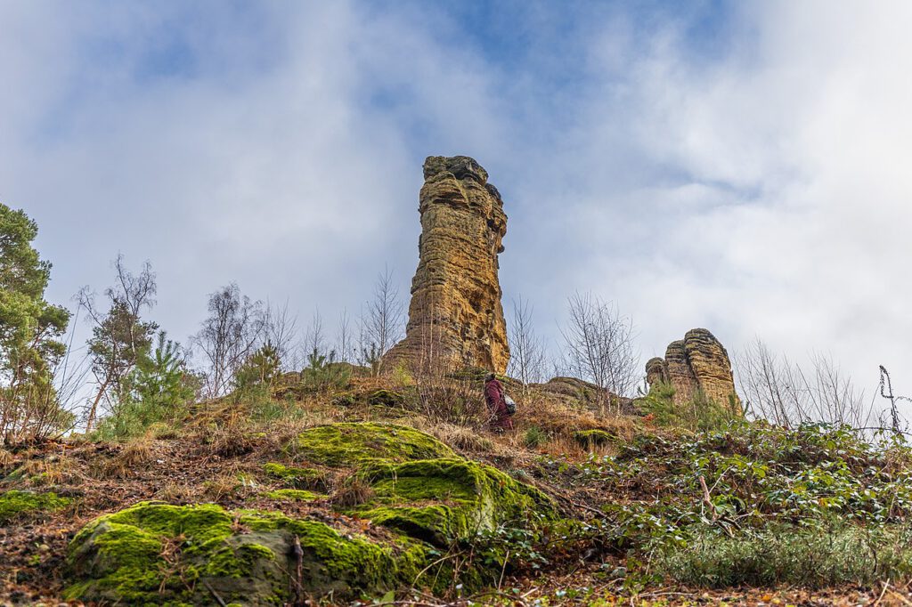 Der Klusfelsen bei Halberstadt, eine markante, natürliche Felssäule aus Sandstein. Die ungewöhnliche Formation erhebt sich steil aus der Umgebung und zeugt von der geologischen Vielfalt der Region.